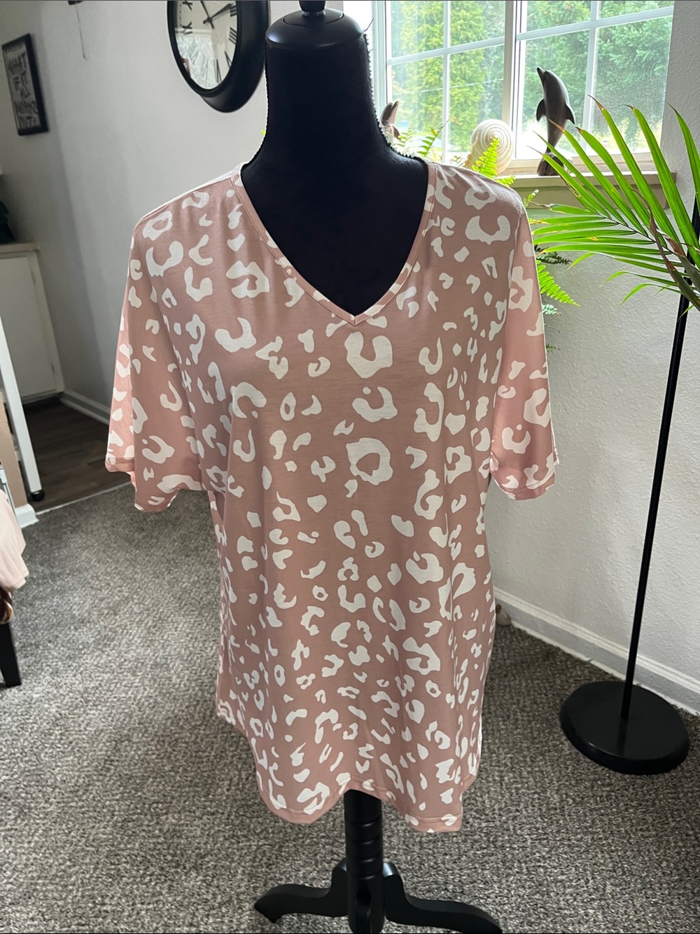 Women’s V-Neck Short Sleeve Top - Pink Leopard Print